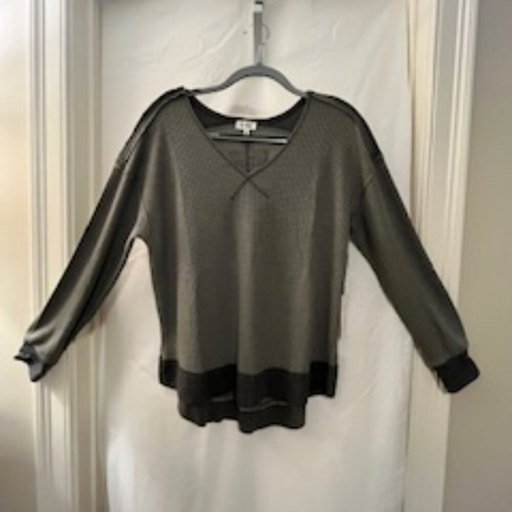 La Meil Green top with long sleeves Accent grey flannel